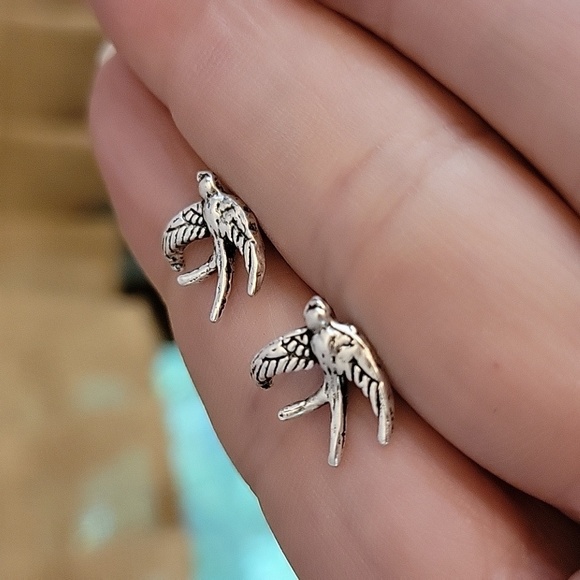 🔥LAST PAIR🔥 Soaring Swallow Stud Earrings - Picture 7 of 8